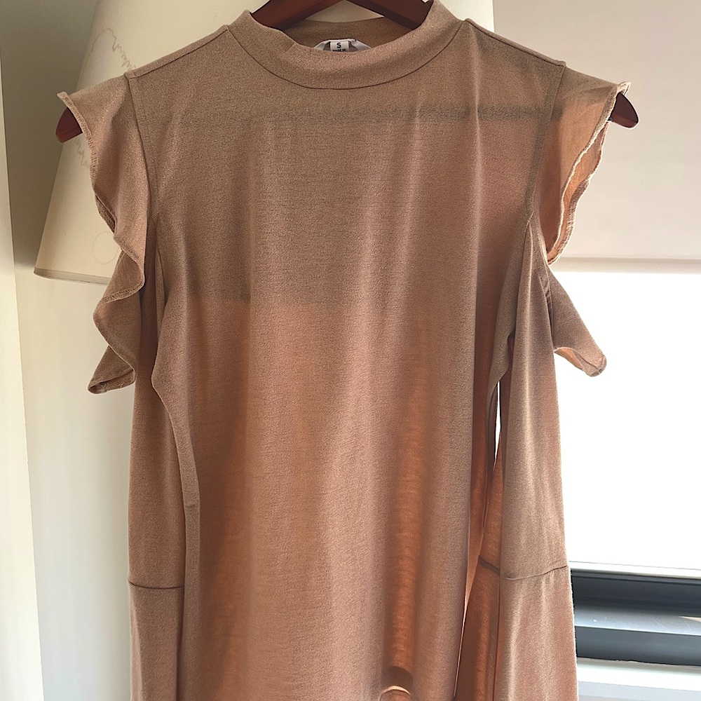 NEW 💗 BB DAKOTA SHOULDER BELL SLEEVES TOP SIZE S